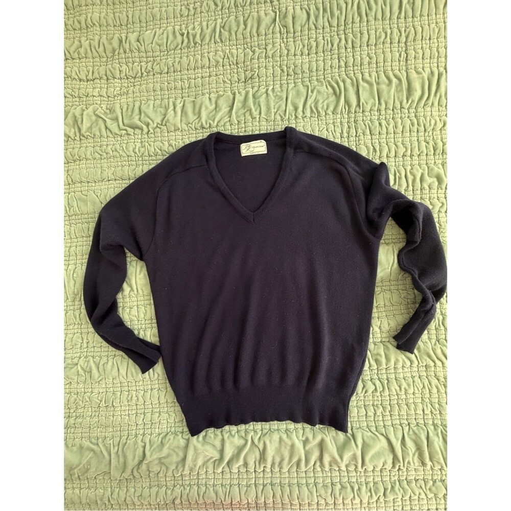 Women's V-Neck Sweater in Black-Med